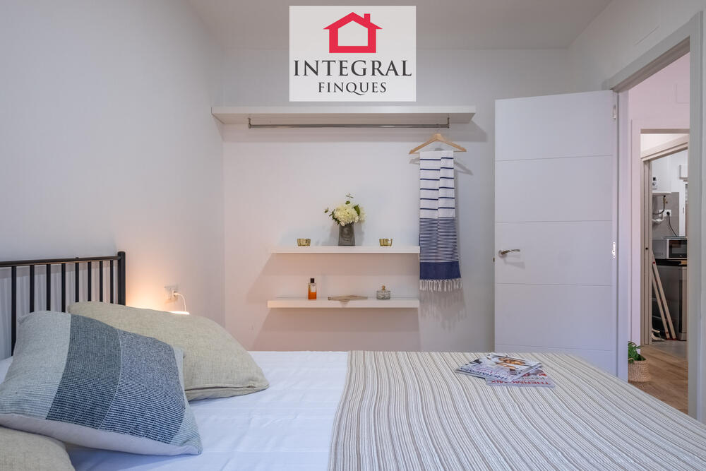 Habitació principal al costat de la sala d'estar-menjador. Habitació principal al costat de la sala d'estar-menjador.