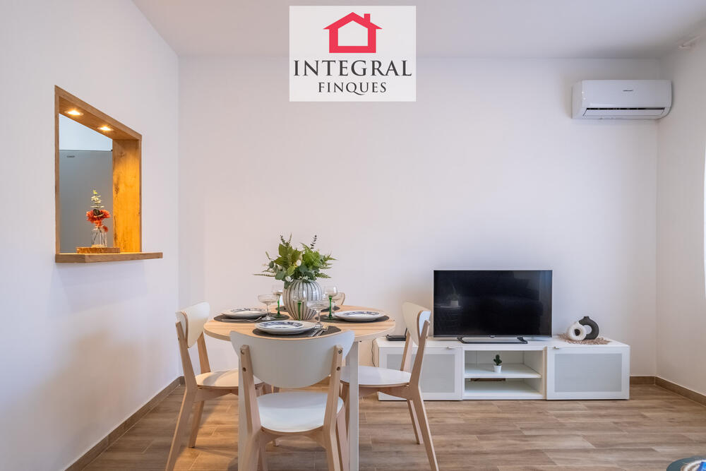 Sala d'estar-menjador equipat amb Smart TV. Sala d'estar-menjador equipat amb Smart TV.