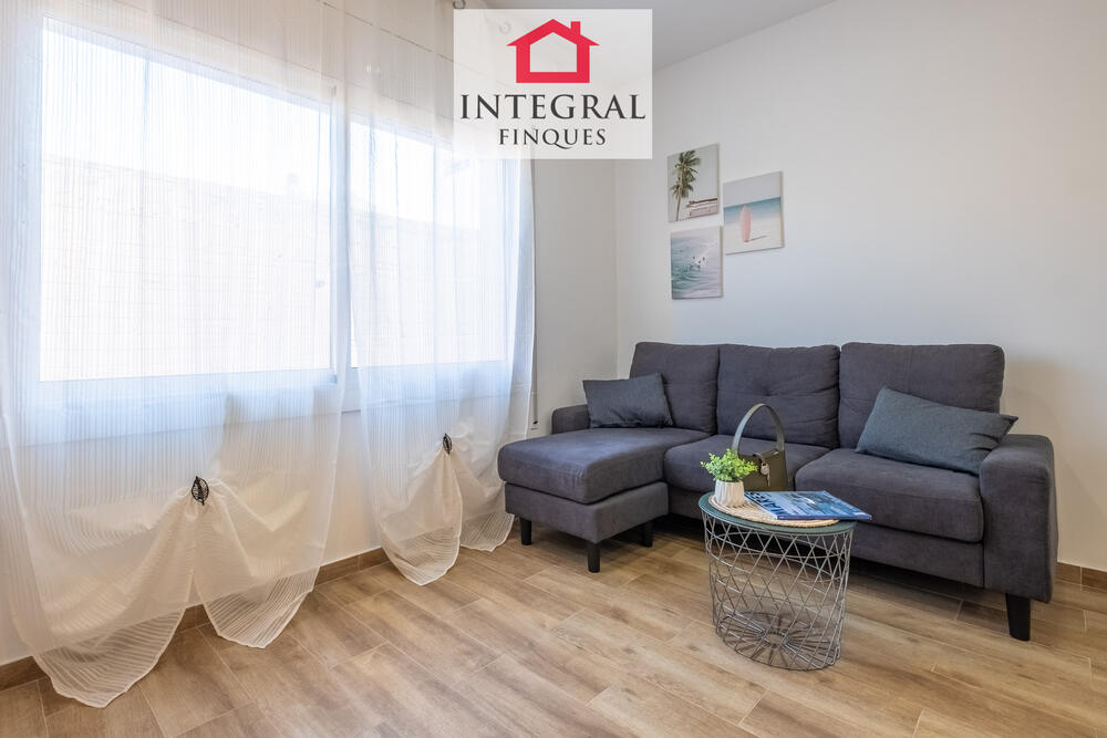 Sala d'estar-menjador amb llum natural. Sala d'estar-menjador amb llum natural.