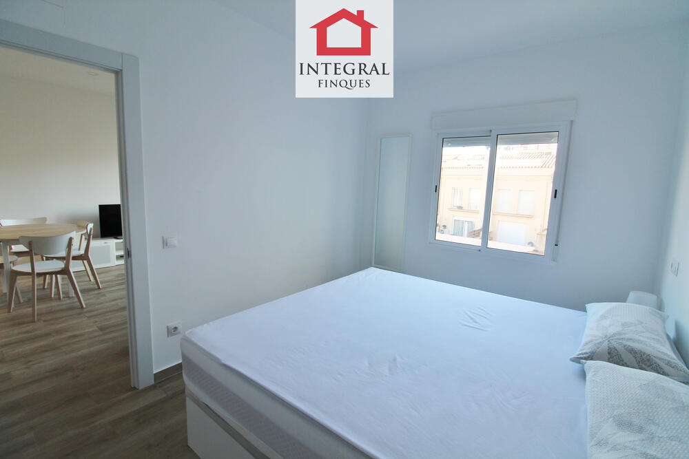 Àmplia habitació amb tons blancs que indueixen a la calma. Àmplia habitació amb tons blancs que indueixen a la calma.
