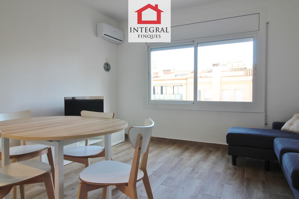 Sala d'estar-menjador amb aire condicionat tipus Split. Sala d'estar-menjador amb aire condicionat tipus Split.