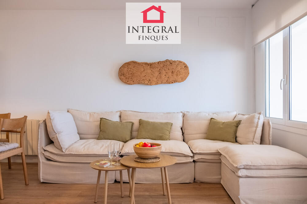 Còmode sofà ideal per relaxar-se en els dies de vacances. Còmode sofà ideal per relaxar-se en els dies de vacances.