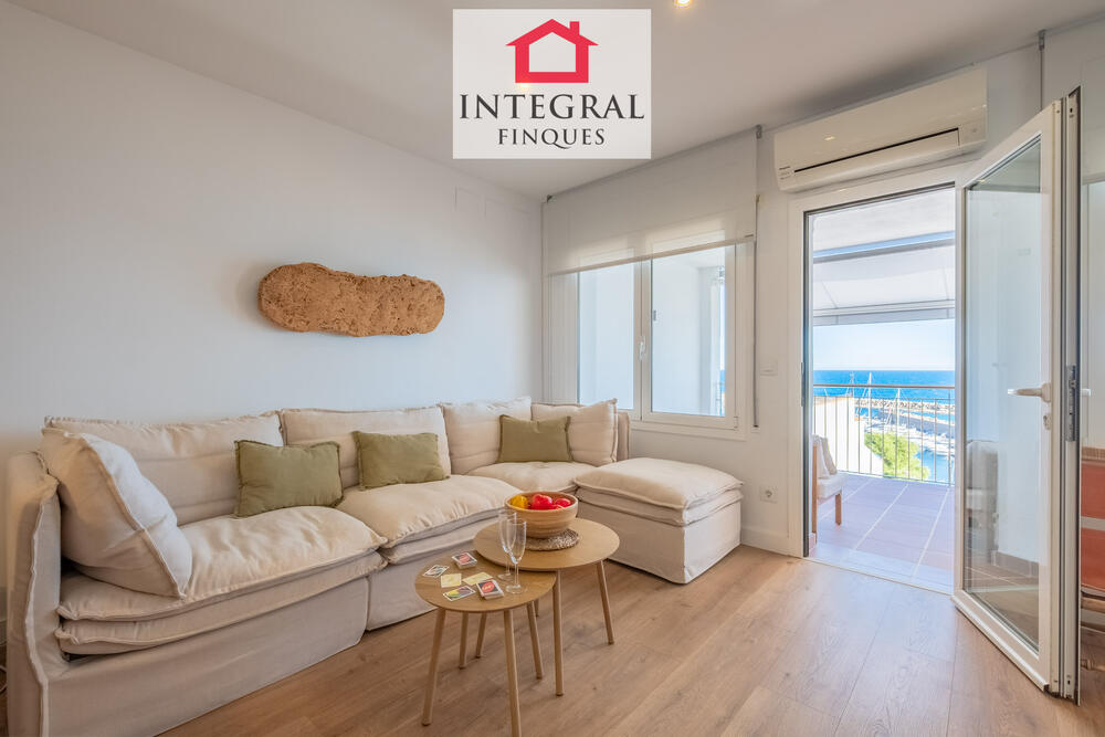 Àmplia sala d'estar-menjador amb vistes al mar. Àmplia sala d'estar-menjador amb vistes al mar.