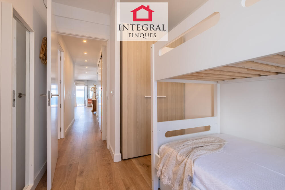 Habitació de lliteres amb armari encastat. Habitació de lliteres amb armari encastat.