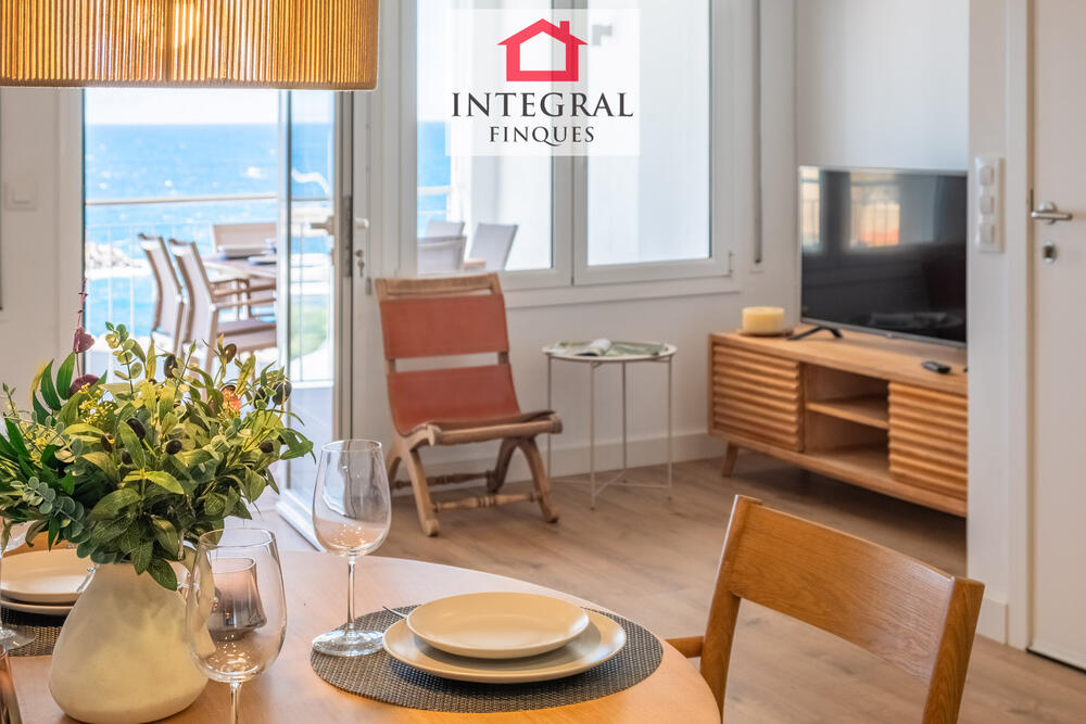 Apartament ideal per gaudir dels àpats amb vistes al mar. Apartament ideal per gaudir dels àpats amb vistes al mar.