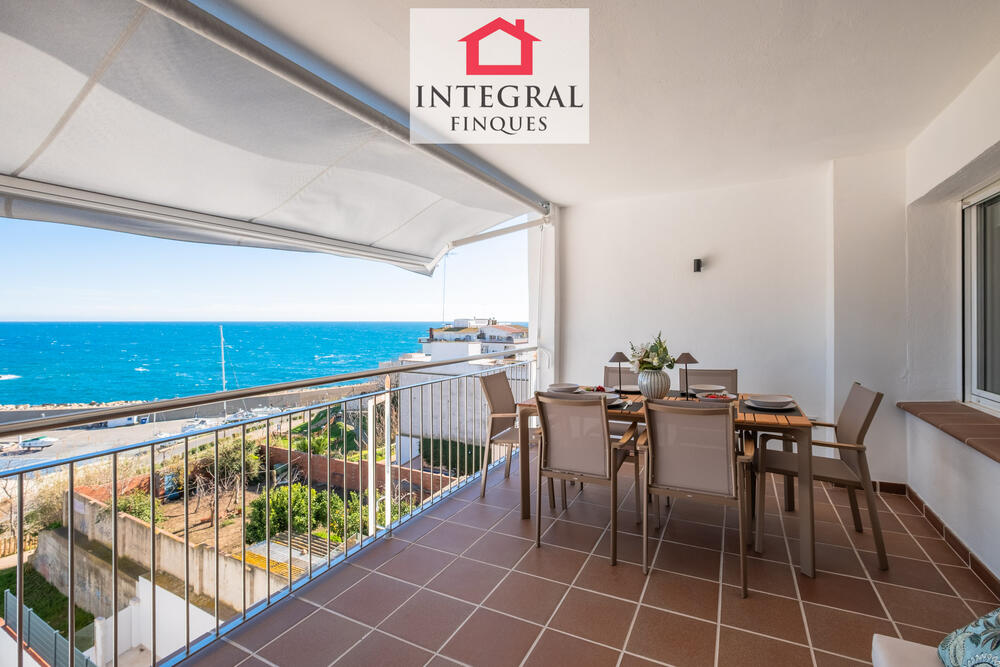 Àmplia terrassa ideal per gaudir dies assolellats d'estiu. Àmplia terrassa ideal per gaudir dies assolellats d'estiu.