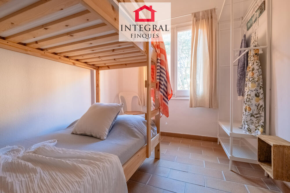 Habitació de lliteres amb penjador per penjar la roba. Habitació de lliteres amb penjador per penjar la roba.