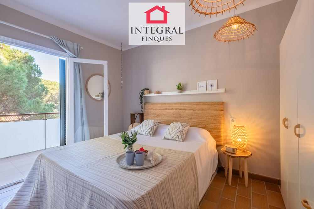 Habitació de matrimoni per a 2 persones. Habitació de matrimoni per a 2 persones.