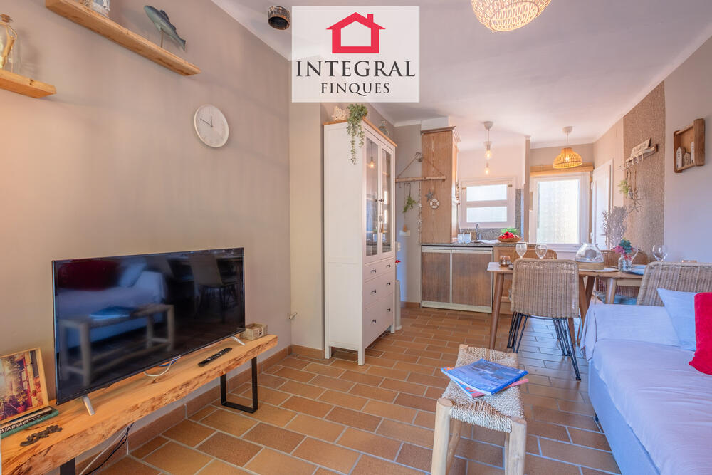 Apartament ideal per relaxar-se els dies d'estiu a la Costa Brava. Apartament ideal per relaxar-se els dies d'estiu a la Costa Brava.