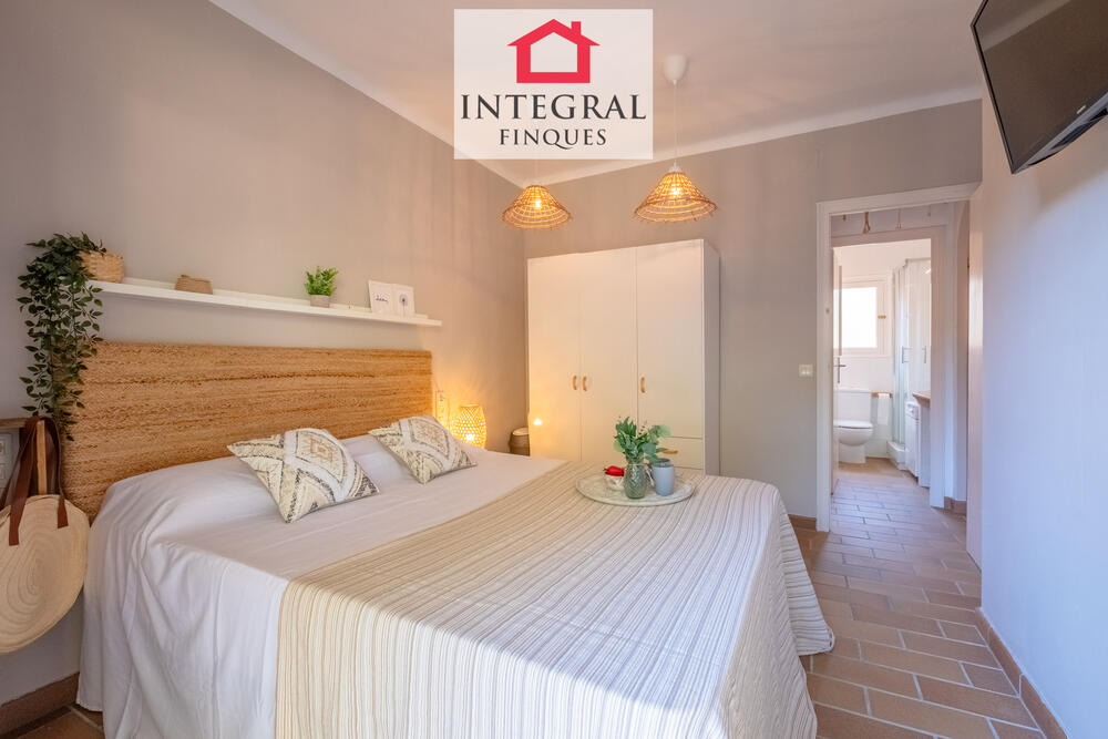Habitació de matrimoni amb espai demmagatzematge. Habitació de matrimoni amb espai demmagatzematge.