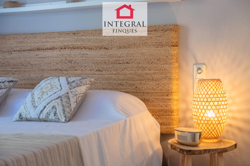Lluminosa habitació de matrimoni amb detalls de vímet. Lluminosa habitació de matrimoni amb detalls de vímet.