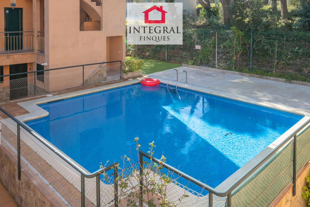 Gran piscina a dos carrers de la platja de la Fosca de Palamós. Gran piscina a dos carrers de la platja de la Fosca de Palamós.