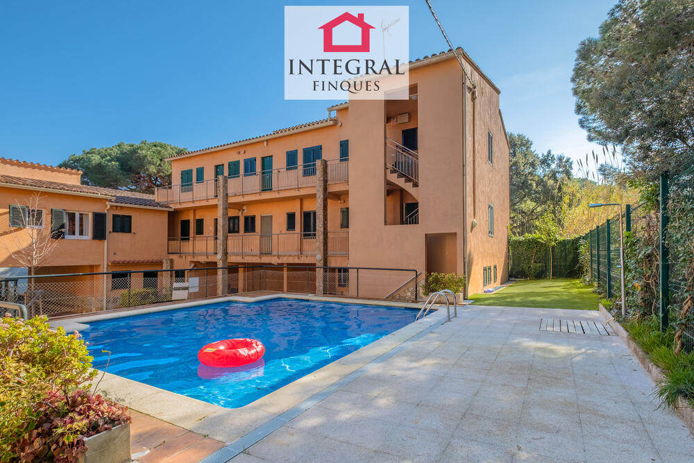 Piscina comunitària molt acollidora i tranquil·la. Piscina comunitària molt acollidora i tranquil·la.