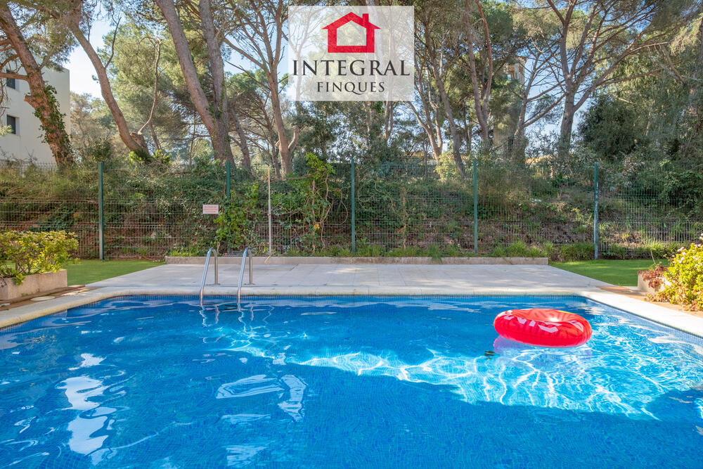 Piscina comunitaria a Palamós per gaudir de l'estiu. Piscina comunitaria a Palamós per gaudir de l'estiu.