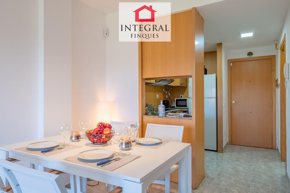 Taula amb capacitat fins a 4 persones per fer dinars amb amics o família a l'apartament. Taula amb capacitat fins a 4 persones per fer dinars amb amics o família a l'apartament.