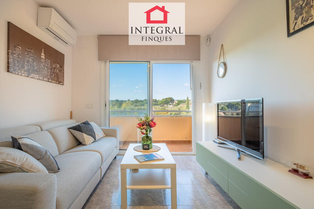 Apartament amb molta llum natural. Apartament amb molta llum natural.