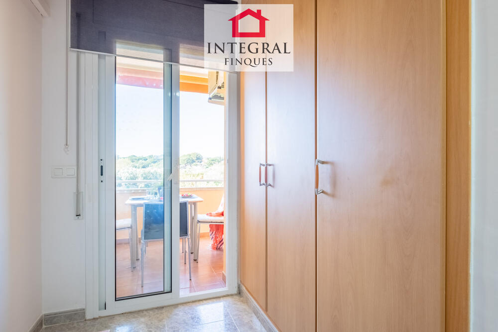 Accés directe de l'habitació de matrimoni a la terrassa. Accés directe de l'habitació de matrimoni a la terrassa.