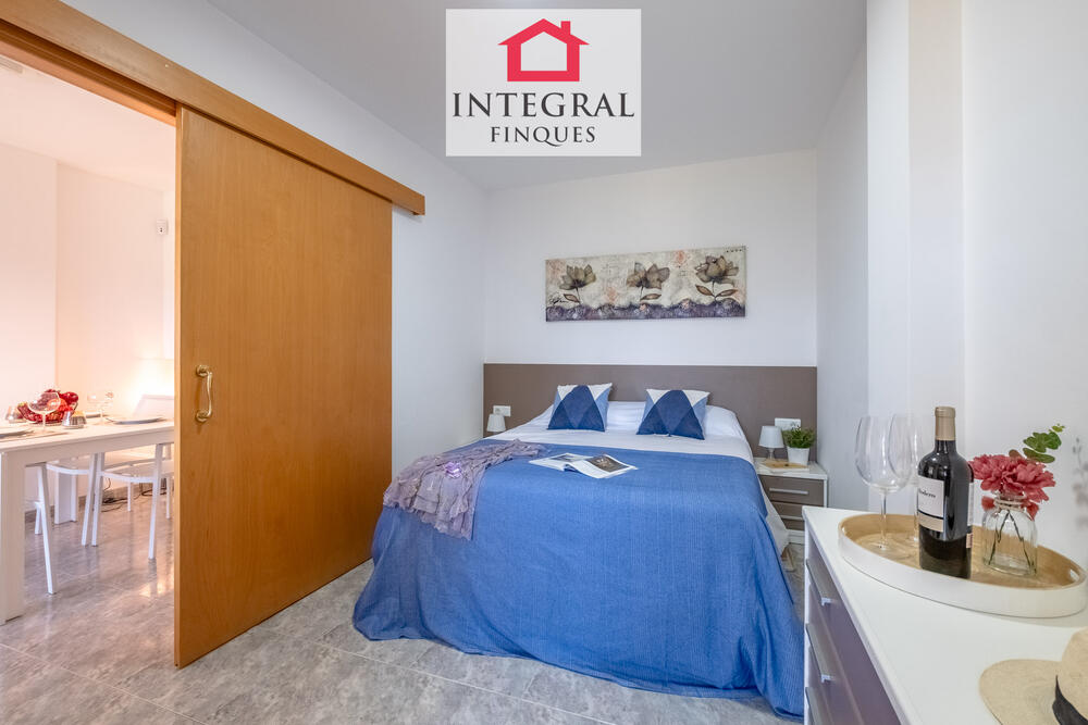 Àmplia habitació de matrimoni per relaxar-se. Àmplia habitació de matrimoni per relaxar-se.