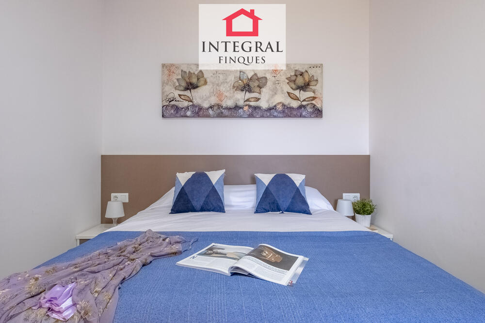 Còmode llit de l'habitació de matrimoni. Còmode llit de l'habitació de matrimoni.
