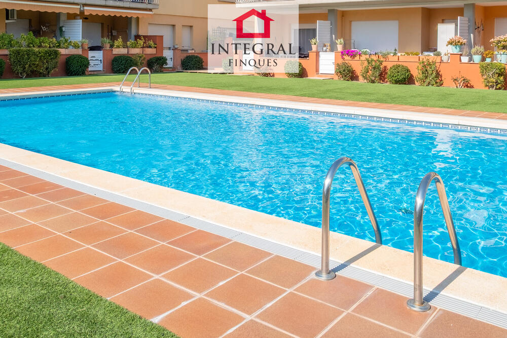Meravellosa piscina comunitària per refrescar-se durant les vacances. Meravellosa piscina comunitària per refrescar-se durant les vacances.