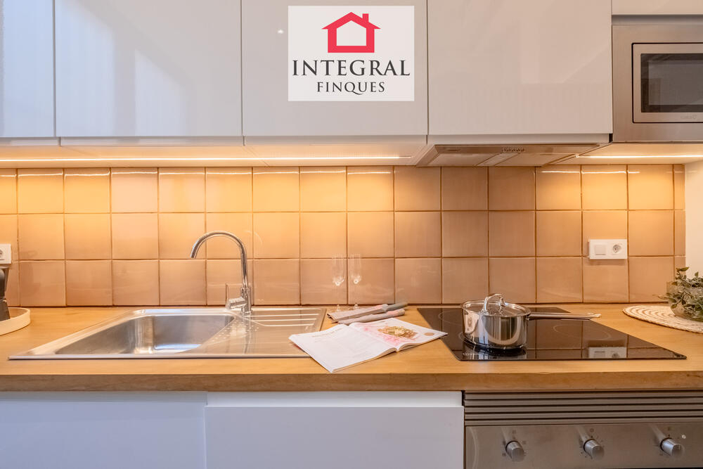 Cuina equipada amb detalls cuidats i acabats de qualitat, pensada per gaudir-ne plenament. Cuina equipada amb detalls cuidats i acabats de qualitat, pensada per gaudir-ne plenament.