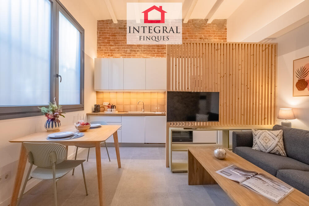 Espai de sala d’estar i menjador integrat, ideal per compartir moments en un ambient càlid i acollidor. Espai de sala d’estar i menjador integrat, ideal per compartir moments en un ambient càlid i acollidor.