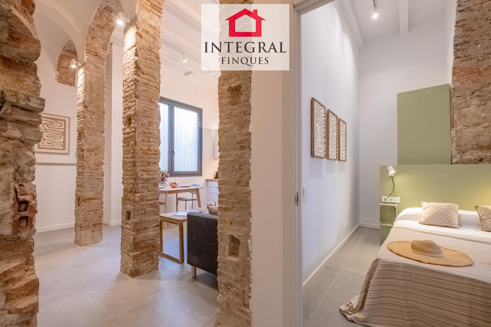 Dormitori amb accés directe a la resta de l’habitatge, combinant comoditat i funcionalitat. Dormitori amb accés directe a la resta de l’habitatge, combinant comoditat i funcionalitat.