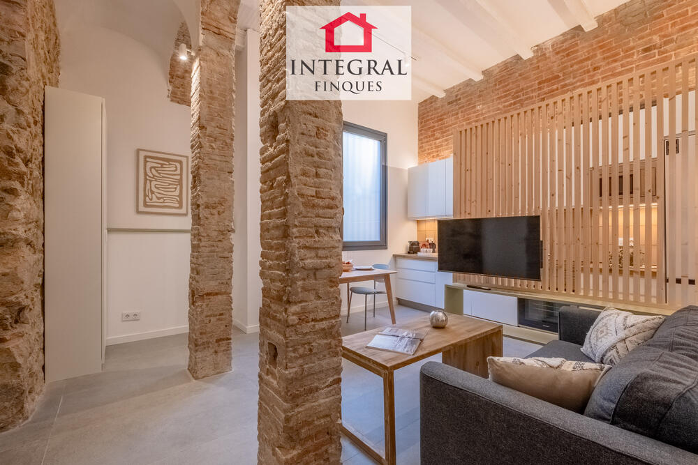 Saló amb elements originals de pedra i cuina oberta, creant un espai amb molt de caràcter i personalitat. Saló amb elements originals de pedra i cuina oberta, creant un espai amb molt de caràcter i personalitat.