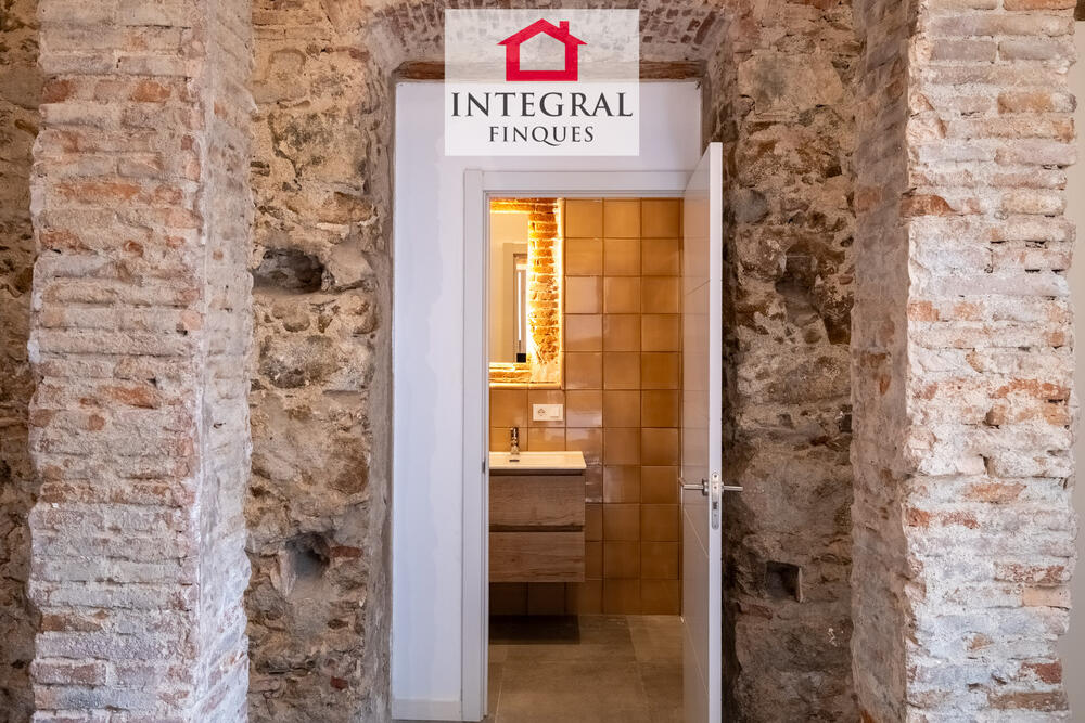 Vista interior que combina elements rústics i contemporanis, aportant personalitat única a l’habitatge. Vista interior que combina elements rústics i contemporanis, aportant personalitat única a l’habitatge.