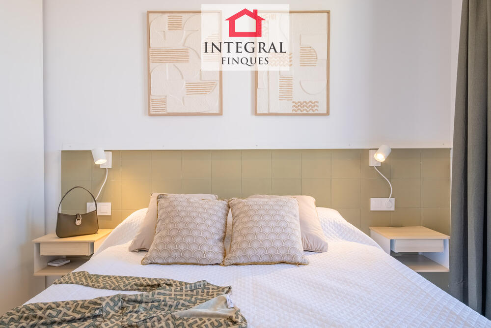 Detall del dormitori amb il·luminació càlida i disseny minimalista, pensat per al màxim confort. Detall del dormitori amb il·luminació càlida i disseny minimalista, pensat per al màxim confort.