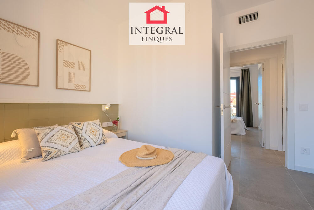 Habitació ample amb espai d'emmagatzematge. Habitació ample amb espai d'emmagatzematge.