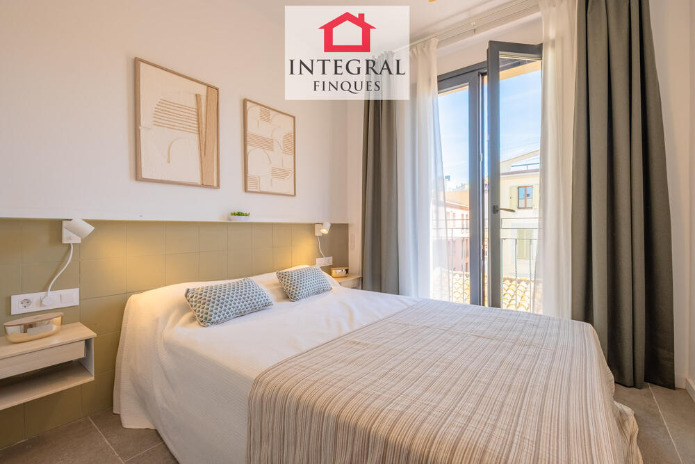 Racó acollidor del dormitori amb il·luminació càlida, ideal per relaxar-se al final del dia. Racó acollidor del dormitori amb il·luminació càlida, ideal per relaxar-se al final del dia.