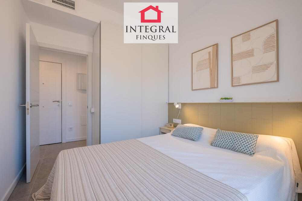 Dormitori lluminós, un espai tranquil per descansar i despertar amb llum natural. Dormitori lluminós, un espai tranquil per descansar i despertar amb llum natural.