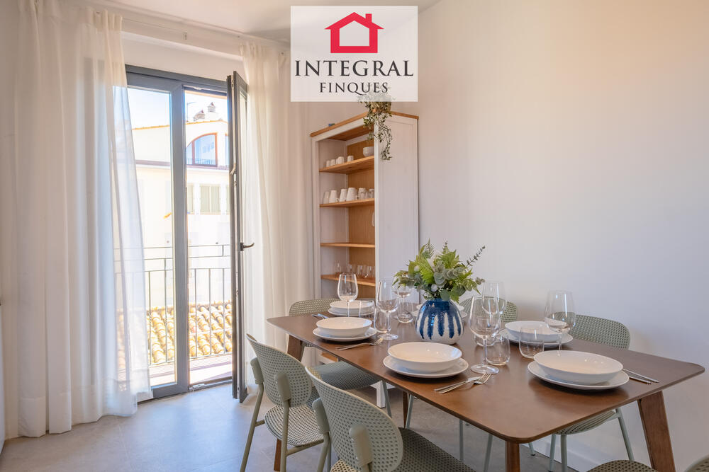 Menjador lluminós amb accés al balcó, perfecte per gaudir d’àpats amb llum natural. Menjador lluminós amb accés al balcó, perfecte per gaudir d’àpats amb llum natural.