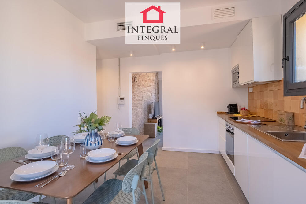 Cuina moderna i lluminosa amb menjador integrat, perfecta per gaudir d’àpats amb vistes al balcó. Cuina moderna i lluminosa amb menjador integrat, perfecta per gaudir d’àpats amb vistes al balcó.