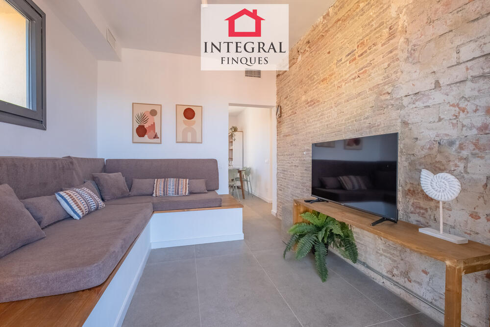 Acollidor saló amb encant rústic i llum natural, perfecte per relaxar-se després d’un dia explorant. Acollidor saló amb encant rústic i llum natural, perfecte per relaxar-se després d’un dia explorant.