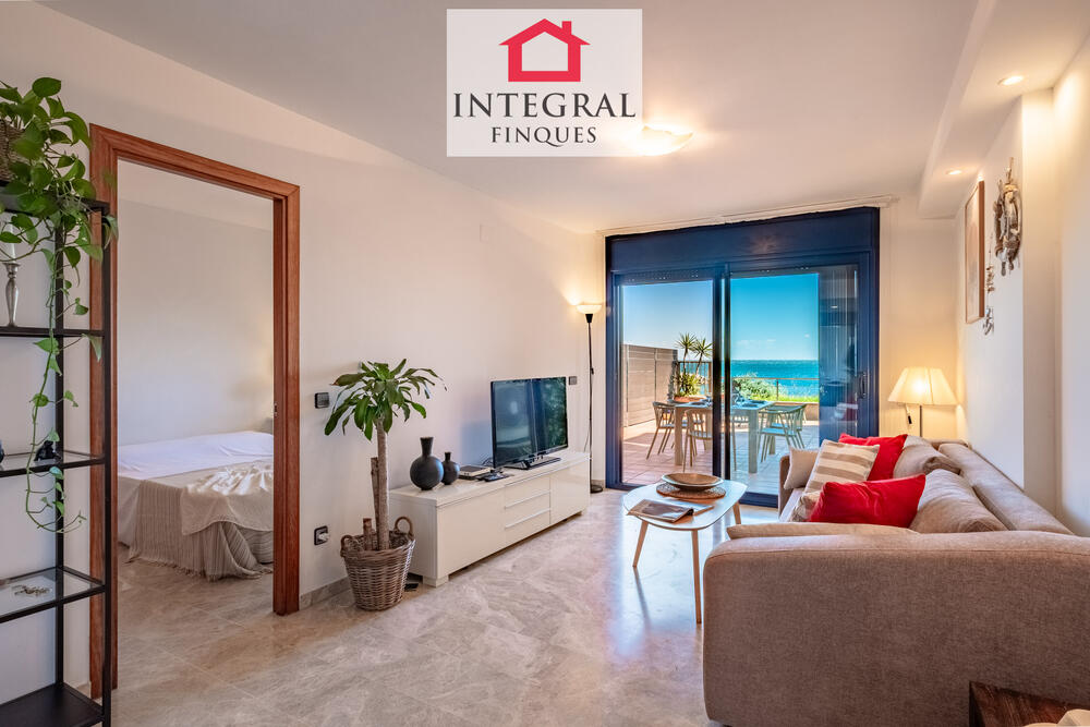 Sala d'estar amb vistes al mar, ideal per gaudir de les vacances a una de les millors zones de la Costa Brava. Sala d'estar amb vistes al mar, ideal per gaudir de les vacances a una de les millors zones de la Costa Brava.