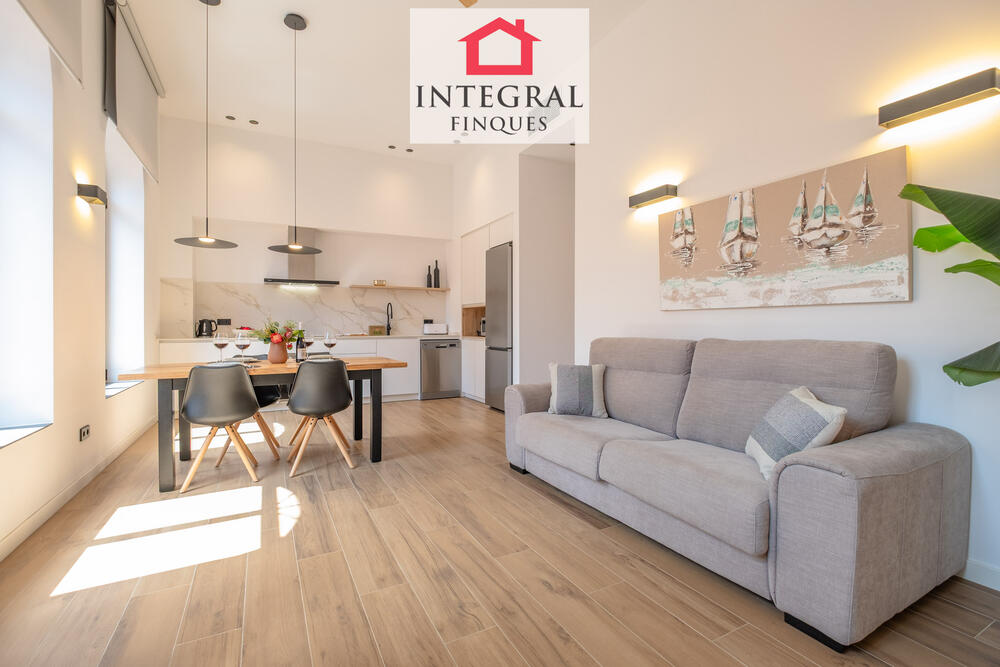Elegant espai diàfan amb cuina oberta i zona d’estar, dissenyat per oferir confort i amplitud. Elegant espai diàfan amb cuina oberta i zona d’estar, dissenyat per oferir confort i amplitud.