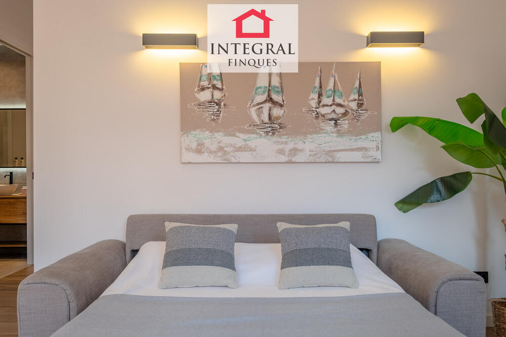 Acollidor espai de descans amb detalls decoratius que aporten calidesa i estil a l’ambient. Acollidor espai de descans amb detalls decoratius que aporten calidesa i estil a l’ambient.