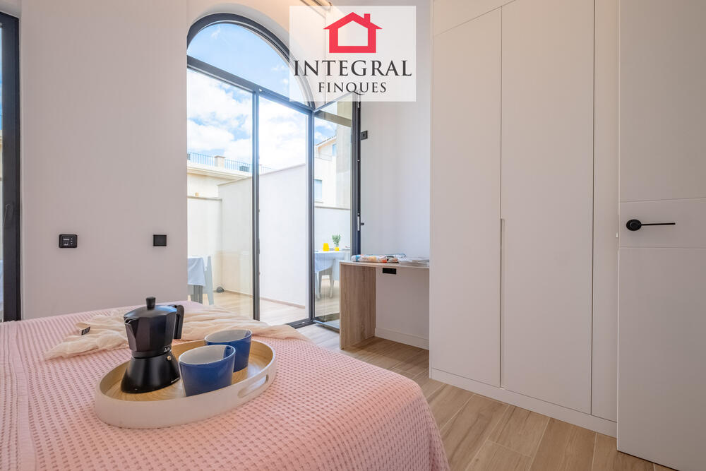 Habitació lluminosa amb sortida directa a la terrassa, ideal per gaudir de l’aire lliure des del primer moment del dia. Habitació lluminosa amb sortida directa a la terrassa, ideal per gaudir de l’aire lliure des del primer moment del dia.