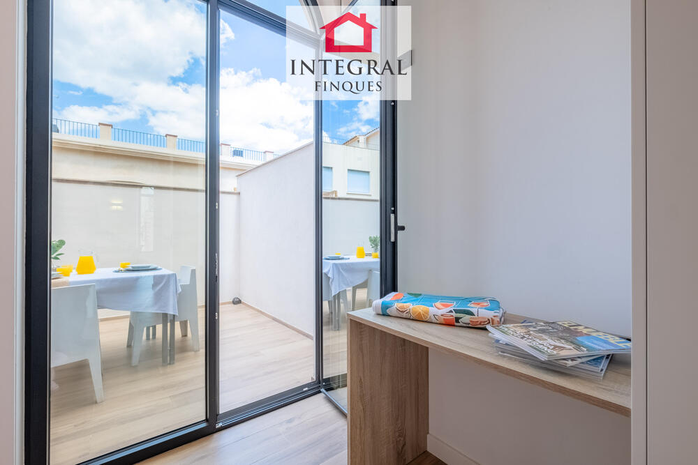 Espai connectat amb la terrassa, ideal per allargar els moments a l’exterior amb total comoditat. Espai connectat amb la terrassa, ideal per allargar els moments a l’exterior amb total comoditat.