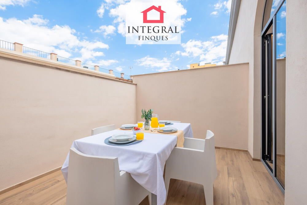 Àmplia terrassa privada, perfecta per desconnectar, compartir àpats i gaudir del bon clima en total tranquil·litat. Àmplia terrassa privada, perfecta per desconnectar, compartir àpats i gaudir del bon clima en total tranquil·litat.