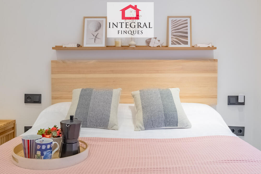 Comode llit de l'habitació doble, ideal per descansr despres d'un dia sense parar. Comode llit de l'habitació doble, ideal per descansr despres d'un dia sense parar.