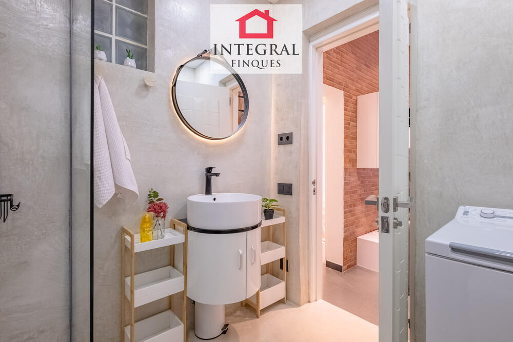 Modern lavabo amb dutxa, perfecte per relaxar-se després d’un llarg dia. Modern lavabo amb dutxa, perfecte per relaxar-se després d’un llarg dia.