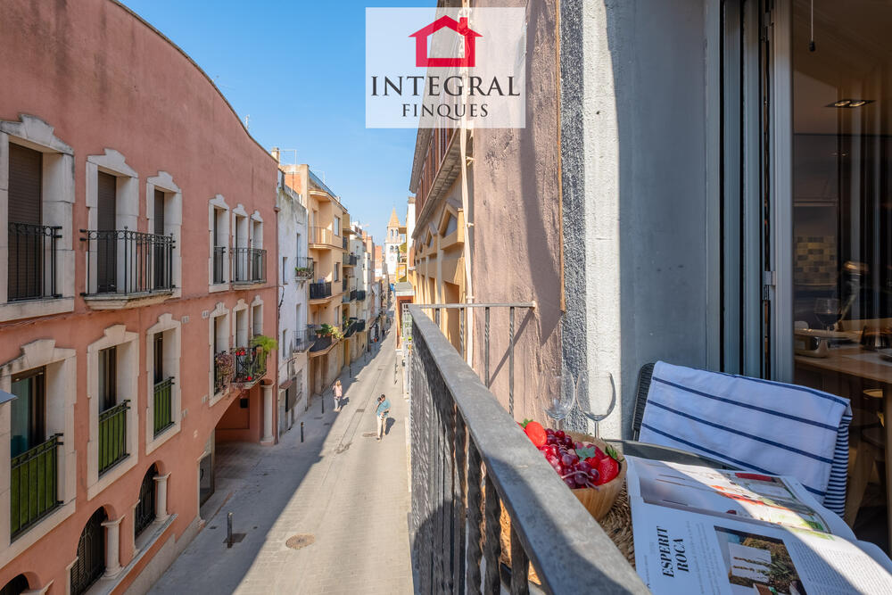 Les vistes des del balcó al Carrer Molins. Les vistes des del balcó al Carrer Molins.