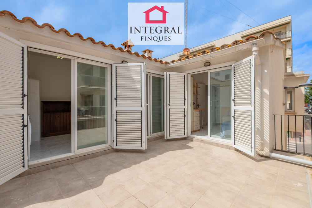 Àmplia terrassa amb dos accessos directes, el millor espai de la casa per gaudir de les vistes al mar. Àmplia terrassa amb dos accessos directes, el millor espai de la casa per gaudir de les vistes al mar.