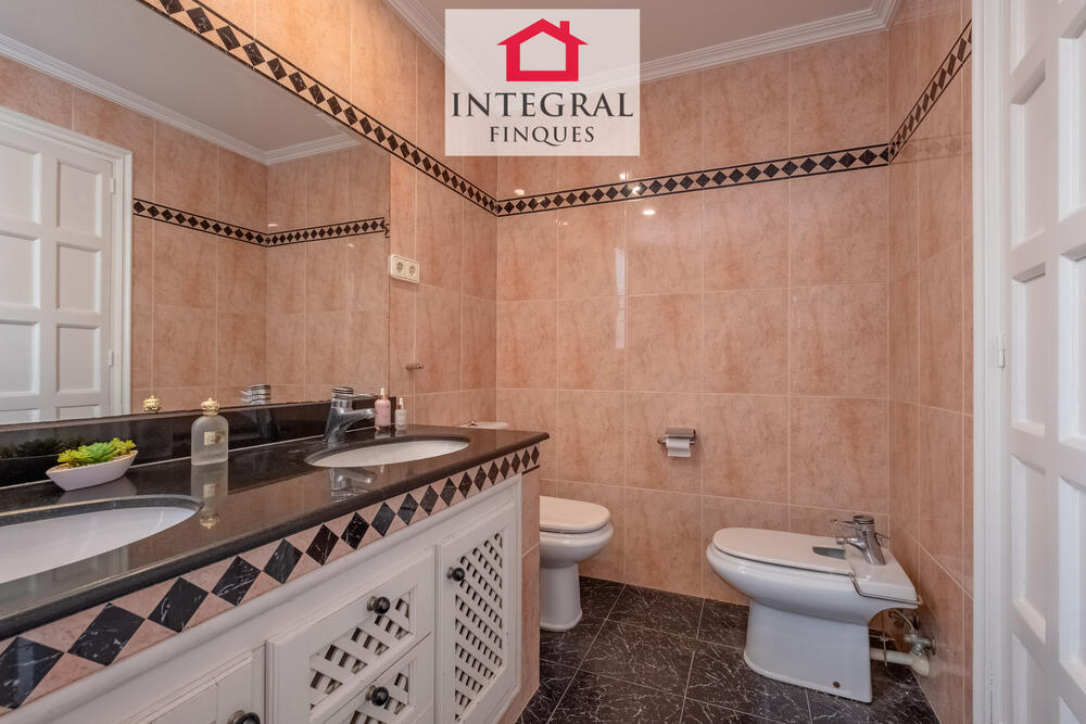 Lavabo elegant i funcional amb espais amplis i còmodes. Lavabo elegant i funcional amb espais amplis i còmodes.