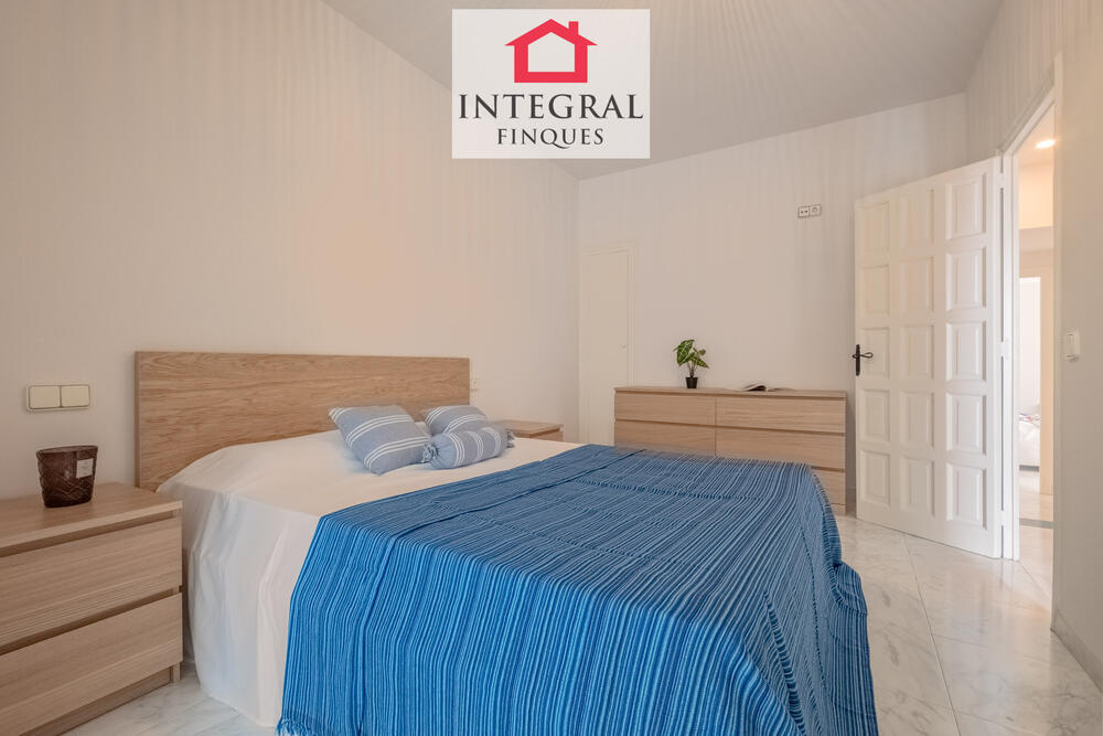 Còmoda habitació doble de la planta alta, ideal per a un descans idíl·lic. Còmoda habitació doble de la planta alta, ideal per a un descans idíl·lic.