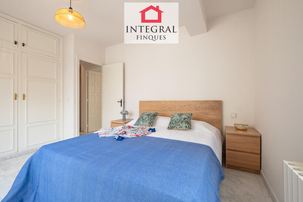 Àmplia habitació doble amb molta llum natural. Àmplia habitació doble amb molta llum natural.