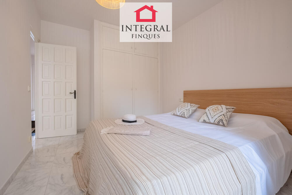 Habitació doble amb un ambient càlid i acollidor per sentir-se com a casa. Habitació doble amb un ambient càlid i acollidor per sentir-se com a casa.